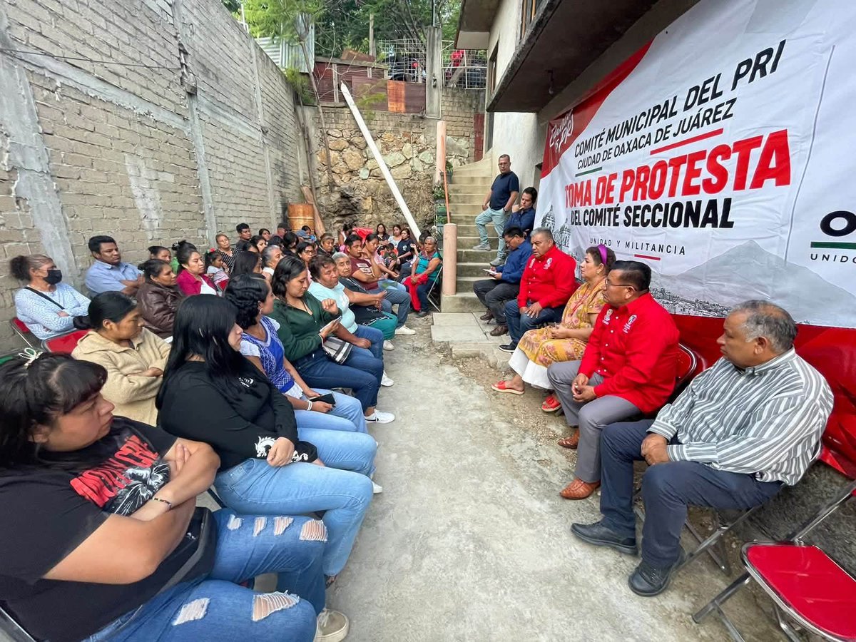 PRIOaxaca_'s tweet photo. ¡El PRI se fortalece desde sus secciones! Nuestra presidenta Carmelita Ricárdez acompañó, junto a Hugo Jarquín, presidente del Comité Municipal, la toma de protesta del Comité Seccional 482 en la colonia Heladio Ramírez López. 
Organización desde territorio 💪🏼 https://t.co/ojwdhuY9PC