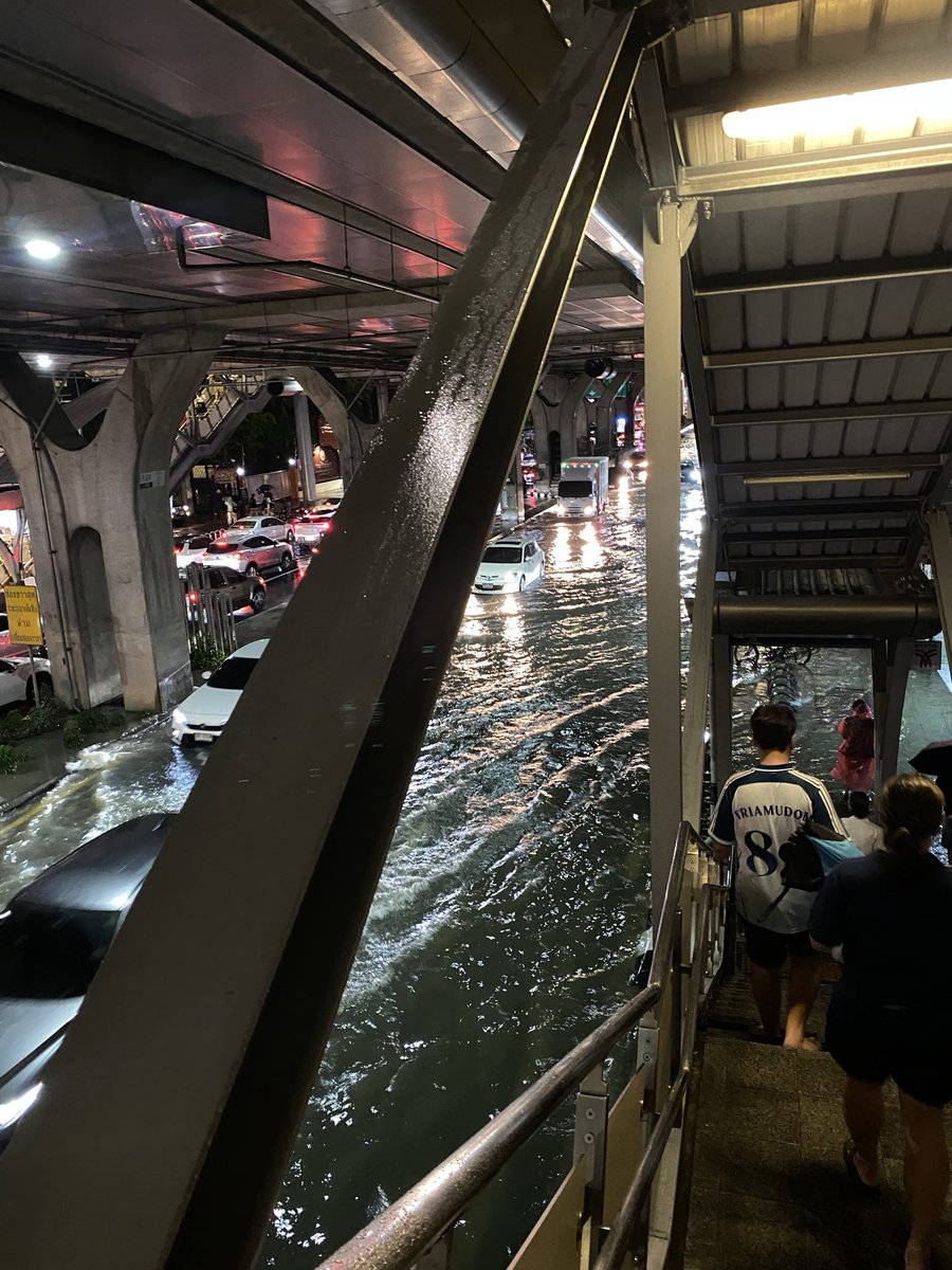 Bamcudi's tweet photo. ยืนเหม่ออ่ะ
จั่นไปไหนไม่ได้เลยย 🥲😢 https://t.co/ShziYZLeyA