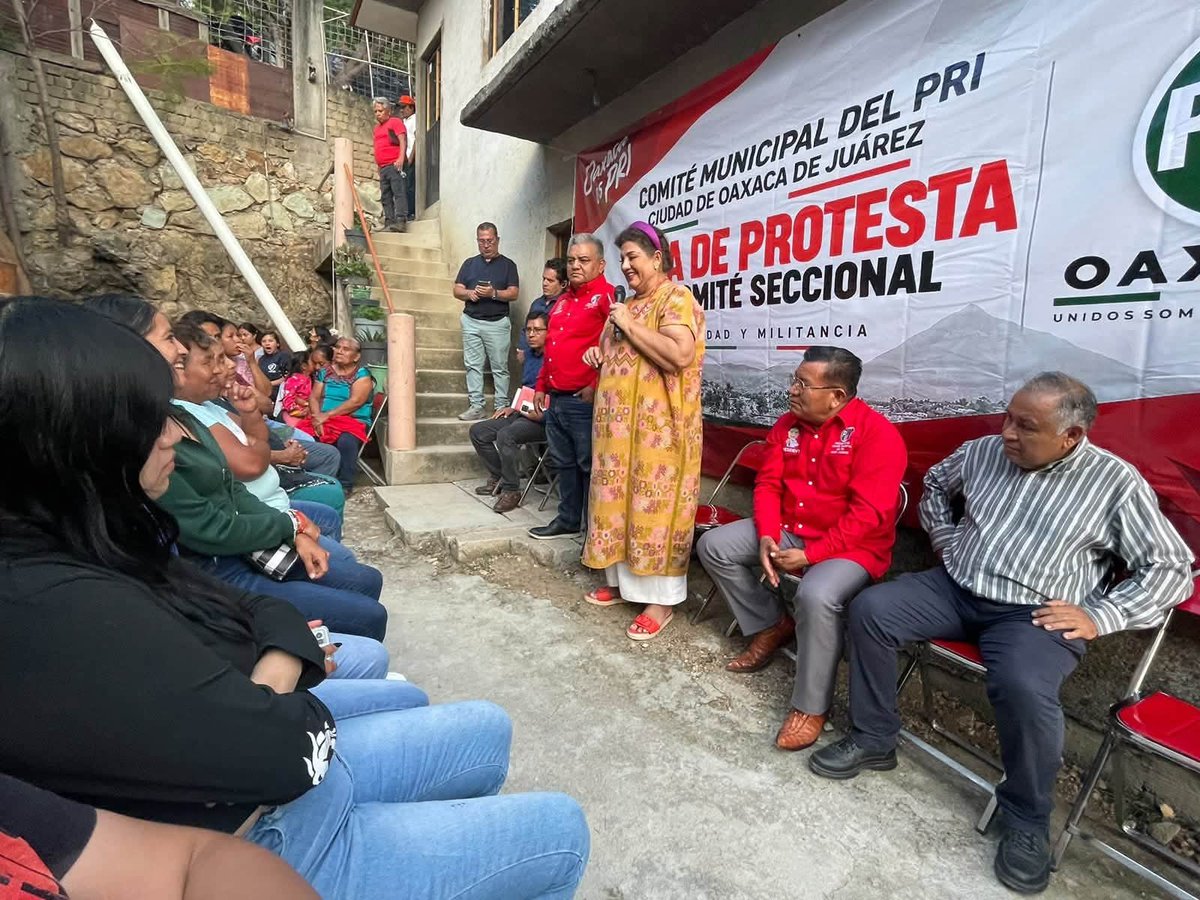 PRIOaxaca_'s tweet photo. ¡El PRI se fortalece desde sus secciones! Nuestra presidenta Carmelita Ricárdez acompañó, junto a Hugo Jarquín, presidente del Comité Municipal, la toma de protesta del Comité Seccional 482 en la colonia Heladio Ramírez López. 
Organización desde territorio 💪🏼 https://t.co/ojwdhuY9PC