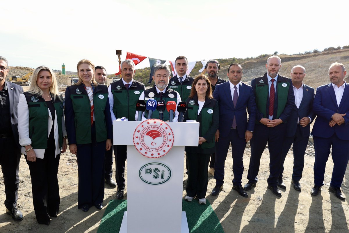 ibrahimyumakli's tweet photo. 💧 Edirne’mizin tarımsal üretimine 4 Milyar Liralık dev mühür: Çömlekköy Barajı ve Sulaması. 

🏗️ Suyun akışına yön veren politikalarımızla, 1,3 Milyar TL maliyetli barajımız ve 2,7 Milyar TL  bedelli sulama projemizin inşası hızla sürüyor.

🎯 Hedefimiz 2028'de barajımızı tamamlayarak, devamında 56 bin 500 dekar araziyi can suyuyla buluşturmak.

🌾 Suyun bereketiyle üreten Edirne için durmadan, yorulmadan çalışmaya devam edeceğiz.