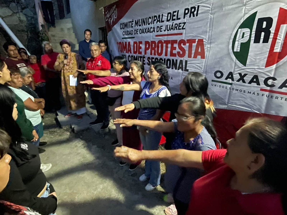 PRIOaxaca_'s tweet photo. ¡El PRI se fortalece desde sus secciones! Nuestra presidenta Carmelita Ricárdez acompañó, junto a Hugo Jarquín, presidente del Comité Municipal, la toma de protesta del Comité Seccional 482 en la colonia Heladio Ramírez López. 
Organización desde territorio 💪🏼 https://t.co/ojwdhuY9PC