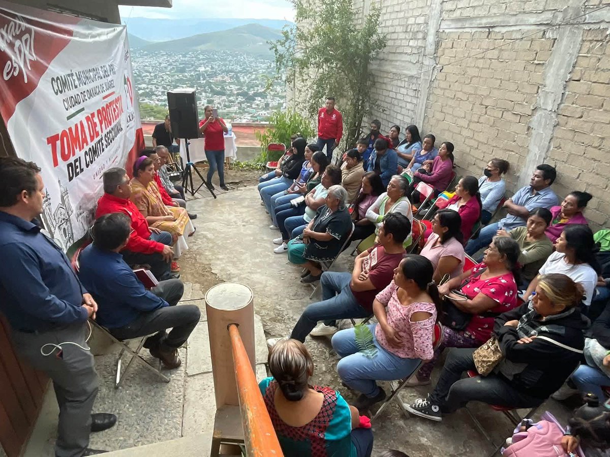 PRIOaxaca_'s tweet photo. ¡El PRI se fortalece desde sus secciones! Nuestra presidenta Carmelita Ricárdez acompañó, junto a Hugo Jarquín, presidente del Comité Municipal, la toma de protesta del Comité Seccional 482 en la colonia Heladio Ramírez López. 
Organización desde territorio 💪🏼 https://t.co/ojwdhuY9PC