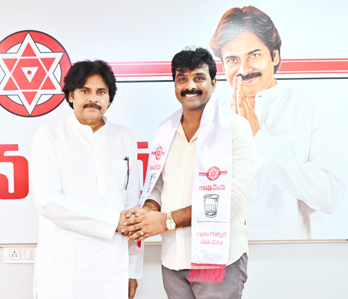 JSPWestGodavari's tweet photo. వైసీపీకి మరో ఎదురుదెబ్బ!

ఉండి నియోజకవర్గ మాజీ వైసీపీ ఇంచార్జ్ PVL నరసింహారాజు గారు, తణుకు వైసీపీ ముఖ్య నాయకులు దిరిసాల కృష్ణ శ్రీనివాస్ గారు జనసేన పార్టీ అధినేత శ్రీ పవన్ కళ్యాణ్ గారి సమక్షంలో జనసేన పార్టీలో చేరారు.

@JanaSenaParty @PawanKalyan https://t.co/l5kYoLuUru