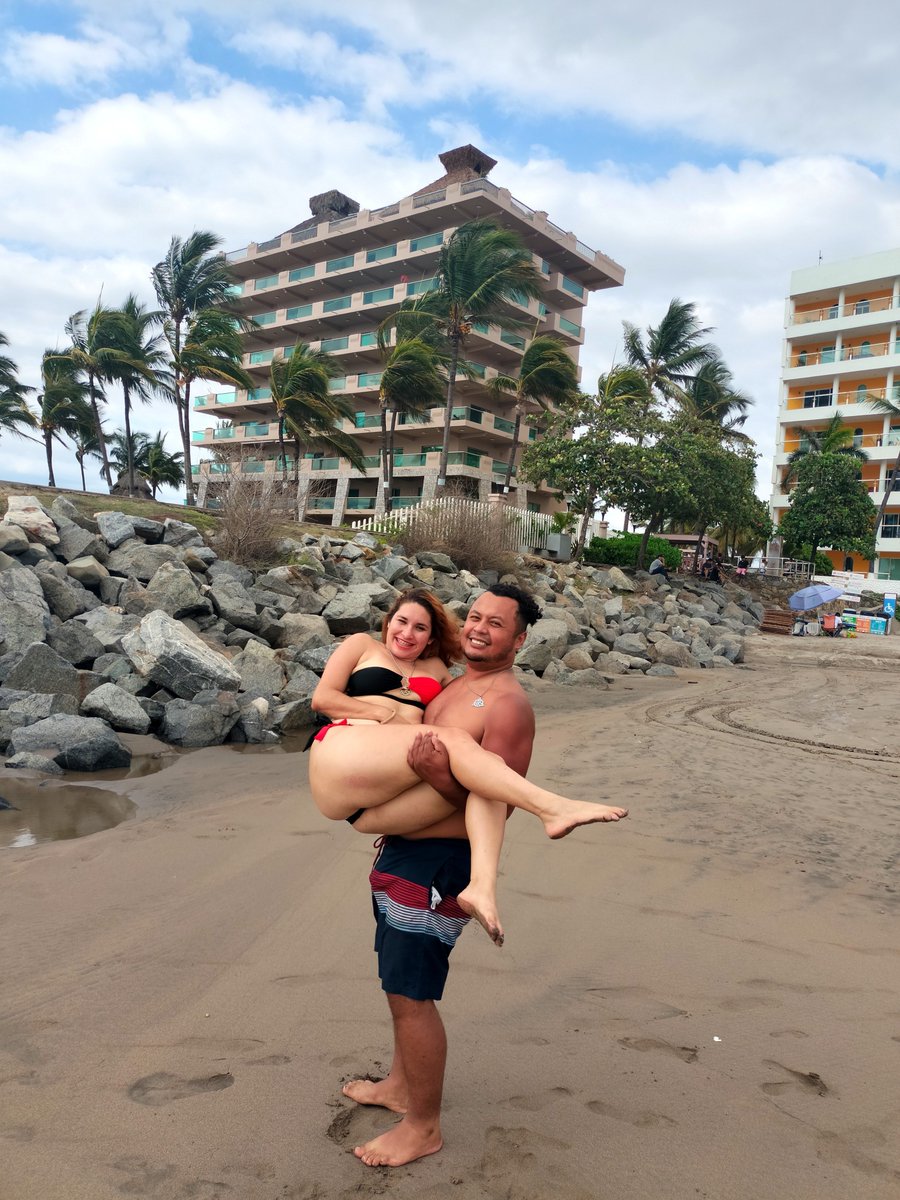 JesusIvanFlor12's tweet photo. Un día nublado en la playa de Puerto Vallarta, con nubes de lluvia que no nos quitaron las ganas de disfrutar la arena y el mar.
Ely se ve increíble, su figura resalta en ese sexy traje de baño y yo no puedo dejar de sentirme el hombre más afortunado del mundo por ser su esposo. 💑🌴
Momentos así se quedan para siempre.