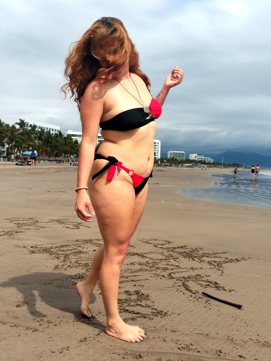 JesusIvanFlor12's tweet photo. Un día nublado en la playa de Puerto Vallarta, con nubes de lluvia que no nos quitaron las ganas de disfrutar la arena y el mar.
Ely se ve increíble, su figura resalta en ese sexy traje de baño y yo no puedo dejar de sentirme el hombre más afortunado del mundo por ser su esposo. 💑🌴
Momentos así se quedan para siempre.