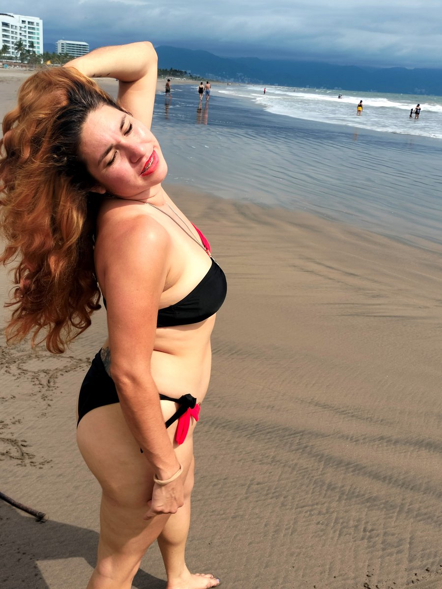 JesusIvanFlor12's tweet photo. Un día nublado en la playa de Puerto Vallarta, con nubes de lluvia que no nos quitaron las ganas de disfrutar la arena y el mar.
Ely se ve increíble, su figura resalta en ese sexy traje de baño y yo no puedo dejar de sentirme el hombre más afortunado del mundo por ser su esposo. 💑🌴
Momentos así se quedan para siempre.