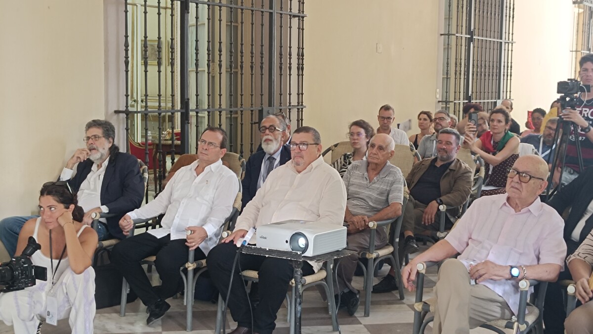 cubavsbloqueo's tweet photo. ✈️🇮🇹🇨🇺 El movimiento "Ruta a Cuba" llegó a la isla con una recaudación de 375 mil euros para la instalación de paneles solares. Donaron además, medicinas y material escolar, demostrando que la solidaridad no se bloquea.

#CubaNoEsUnaAmenaza, el bloqueo sí
#solidaridaditaliacuba https://t.co/hz8sr9oqXu