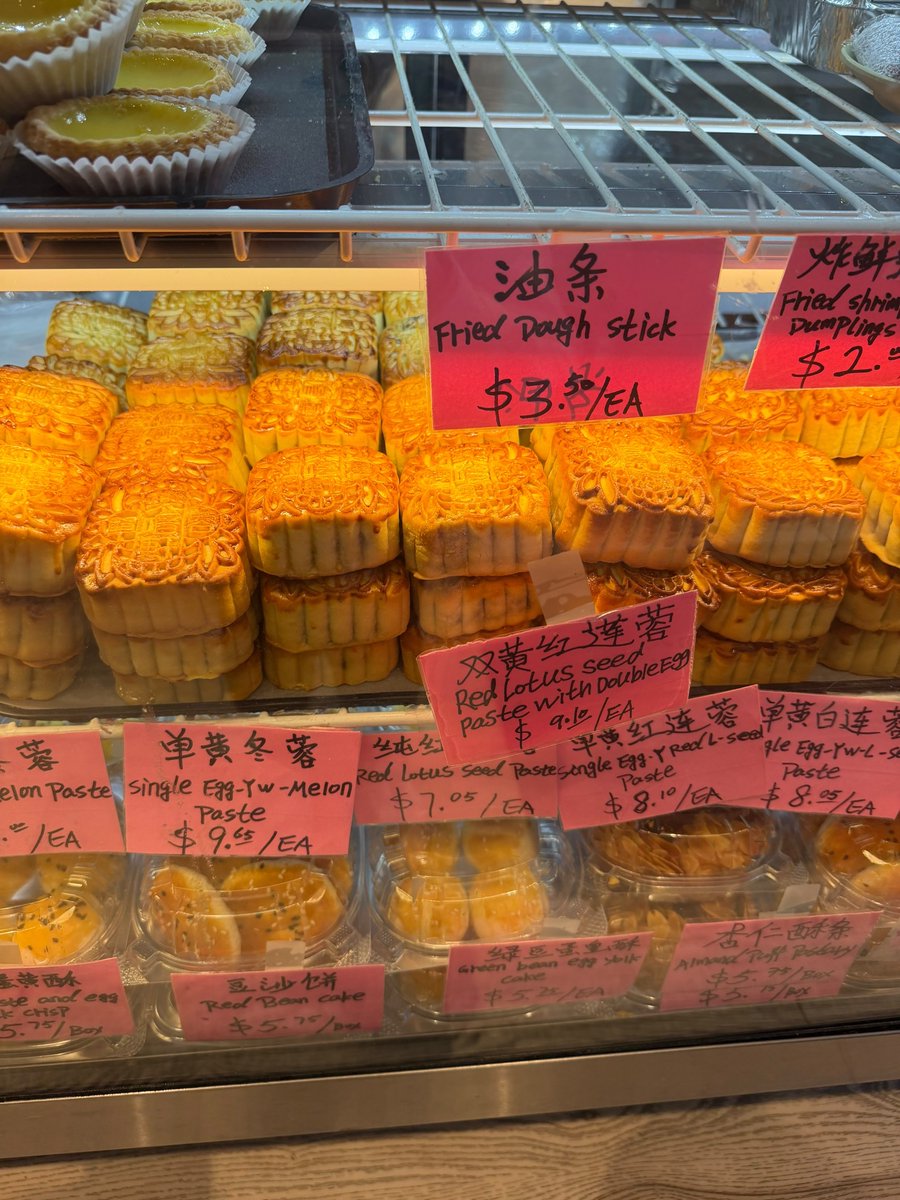alyssammi's tweet photo. 华人超市那些传统广式双黄白莲蓉月饼差不多70～80刀一盒，好贵诶！而那些中式饼店单个月饼也卖10刀！ https://t.co/FxHmTDicfp