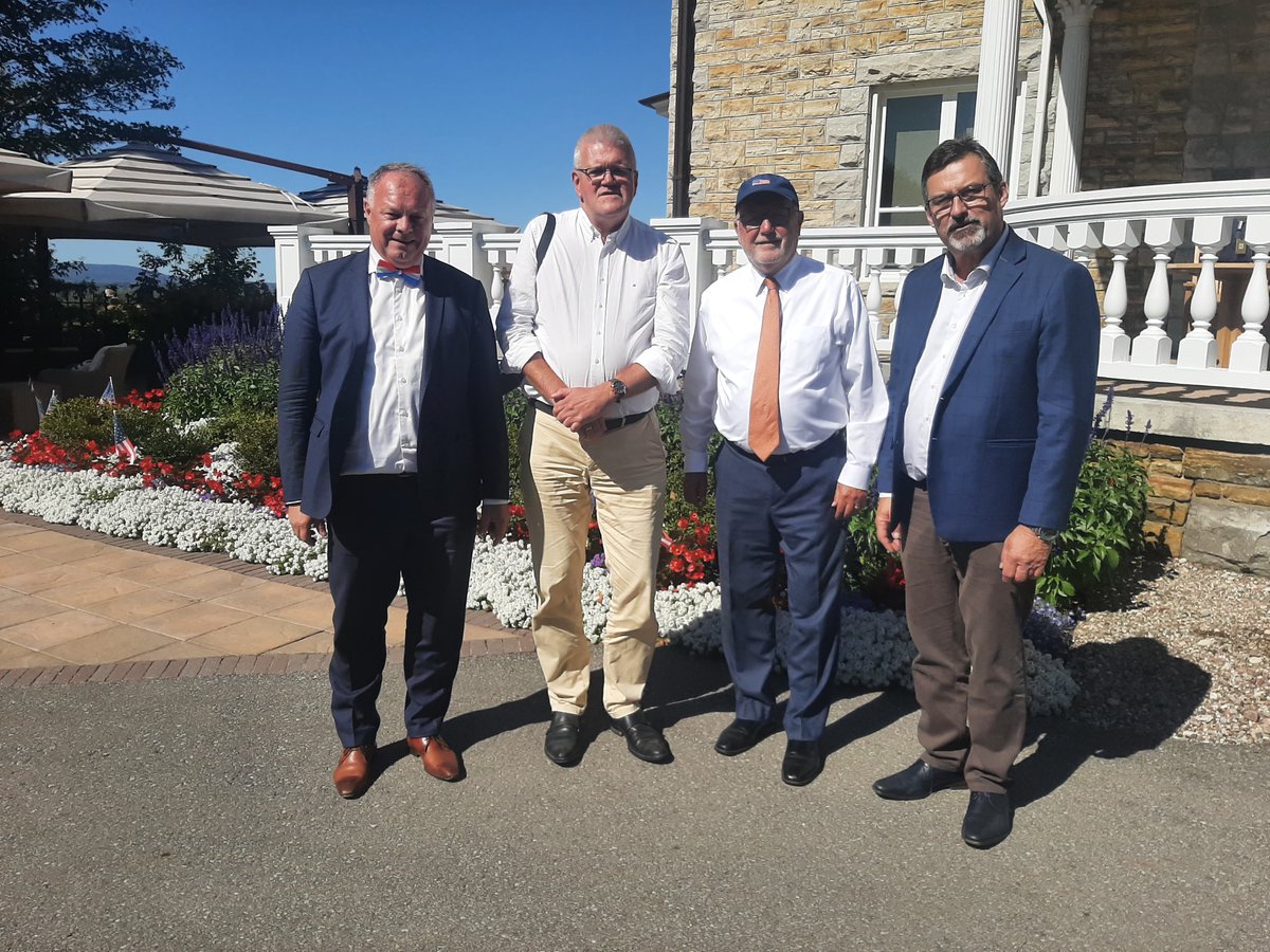 TekstPast's tweet photo. Op bezoek in #Ottowa bij @petehoekstra @USAmbCanada. Boom geplant in tuin residentie door Hoekstra en @tccouncilorg tgv 250-jarige relatie NL en USA https://t.co/1f6j834prM