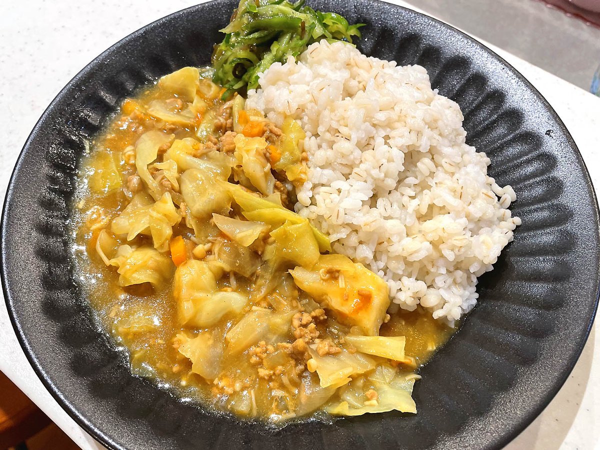 pappas_gohan's tweet photo. 今週の木曜カレーデーは、キャベツ消費でひき肉キャベツカレー。金曜リメイクはターメリックライスでドリア。付け合わせは、またきゅうり・トマト・わかめの中華風サラダを作っちゃいました。

#パパごはん #X家庭料理部 #共働きごはん #晩ごはん #レシピ https://t.co/Hw4qhQzVrA