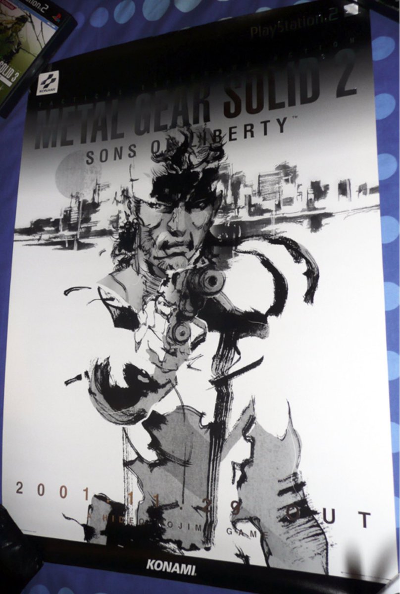 The_Kojiman's tweet photo. 🔥 ¡FAMITSU PS2 – OTOÑO DE 2001! 🔥

Una auténtica joya japonesa de la época de lanzamiento de Metal Gear Solid 2: Sons of Liberty.

Esta edición especial de Famitsu PS2, publicada en diciembre de 2001, dedicaba nada menos que 50 páginas a MGS2, con una espectacular portada ilustrada por Yoji Shinkawa.

Además, la revista organizaba un sorteo (foto 2) de 5 pósteres exclusivos de Metal Gear Solid 2 (foto3), con una impresionante ilustración de Shinkawa, entre sus lectores.

¡Qué maravilla era aquella época y todo el material promocional que rodeaba el lanzamiento de MGS2! ❤️

#MetalGearSolid2 #HideoKojima #YojiShinkawa