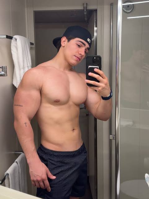 notgranadost's tweet photo. selfie https://t.co/1uxZEyONm6