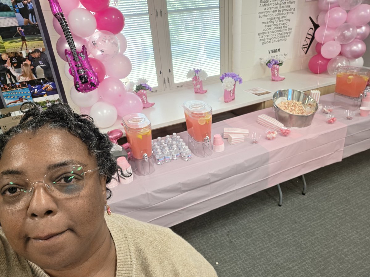 LHighWashington's tweet photo. @rvhs celebrating Dolly Parton Day #9-5 at Ridge View. @DrBrendaMack https://t.co/r93K4WHEjZ