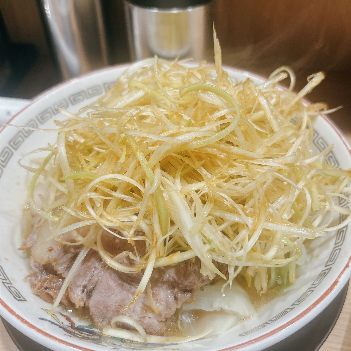 nk9953_k's tweet photo. ラーメン豚山 池袋西口店で無事にぷくぷくシールをゲット✨

来店時間が23時過ぎでもまだ在庫ありでした。
ちなみに待ち時間は1時間ほど。
女性客が2〜3人組、普段の3割増しで多かったので回転率は低めなのもある。

今日は白髪ネギトッピングを追加！美味しかった！
#豚山 
#ラーメン豚山 
#二郎系 https://t.co/fuVzgdEZRn