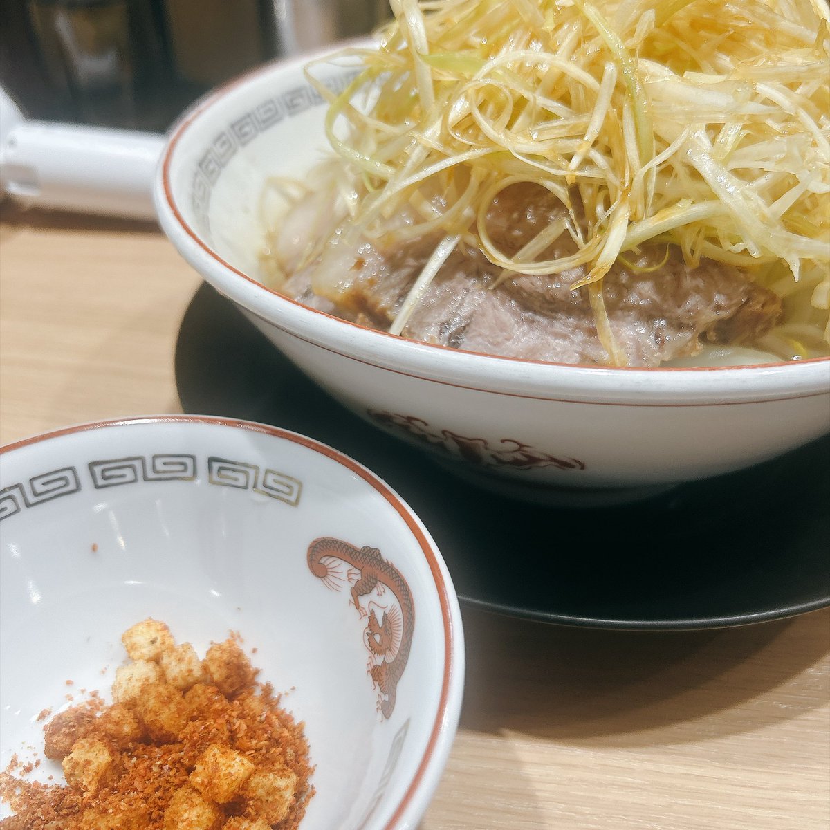 nk9953_k's tweet photo. ラーメン豚山 池袋西口店で無事にぷくぷくシールをゲット✨

来店時間が23時過ぎでもまだ在庫ありでした。
ちなみに待ち時間は1時間ほど。
女性客が2〜3人組、普段の3割増しで多かったので回転率は低めなのもある。

今日は白髪ネギトッピングを追加！美味しかった！
#豚山 
#ラーメン豚山 
#二郎系 https://t.co/fuVzgdEZRn