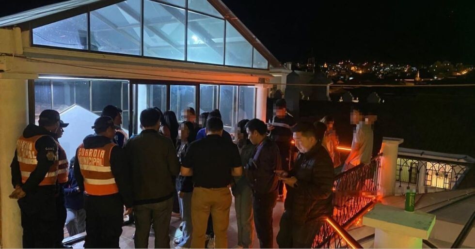 NotiBoliviaSeg's tweet photo. #NotiBolivia | Clausuran local en la calle España tras hallar a más de 20 menores consumiendo alcohol

Leer más en: https://t.co/Kwyls7TKdn

#Bolivia https://t.co/MBYo0OcSql