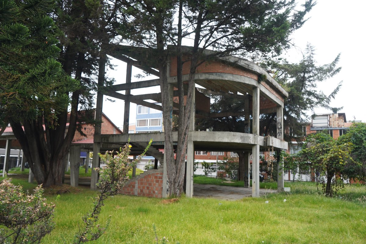 ContraloriaBta's tweet photo. Una obra abandonada... ¿hace más de 20 años? 😱❌  

Este es el predio en el que se ubicaría el salón comunal del barrio Los Monjes, un proyecto pensado para el uso de la ciudadanía de #Engativá, pero que actualmente se encuentra en situación de deterioro.

(1/2) #DelEscritorioAlTerritorio ⬇️🧶