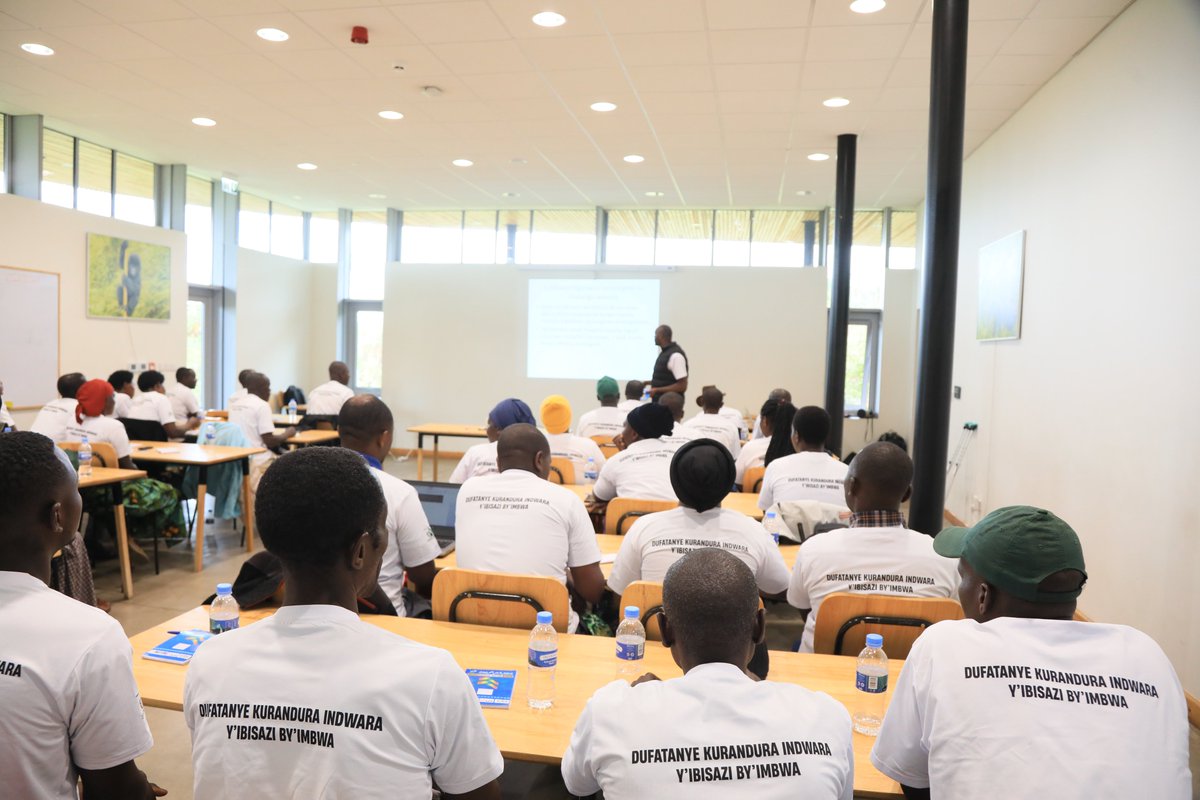 RBCRwanda's tweet photo. Mu rwego rwo kurushaho gufasha abaturage baturiye Pariki y'Ibirunga kwirinda no gukumira indwara zihererekanwa hagati y’abantu n’inyamaswa, harimo indwara y’ibisazi by’imbwa, Ikigo Gishinzwe Ubuzima mu Rwanda (RBC) ku bufatanye n’abafatanyabikorwa bakora ku buzima bukomatanyije, bari gufasha abaturage kumva uruhare rwabo mu kurandura indwara y’ibisazi by’imbwa no kubana neza n’urundi rusobe rw’ibinyabuzima.

Mu gukumira indwara y’ibisazi by’imbwa,abaturage batunze imbwa basabwa:

✅Kwirinda kurumwa n'imbwa 
✅Kwihutira kwivuza igihe imbwa yabarumye
✅Kubuza imbwa kuzerera,
✅Kwitabira gahunda yo kuzibaruza ku buyobozi bubegereye 
✅Kuzikingiza buri mwaka 
✅Kuzikonesha

#TurandureIbisaziByimbwa