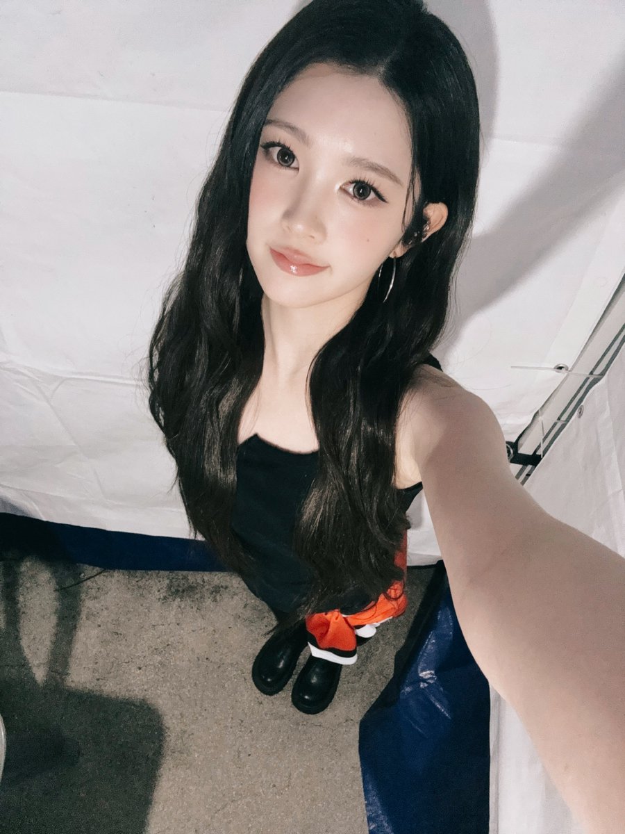 rohryuna's tweet photo. serving  a  bit  of  winsome  charm  and  luminous   energy  backstage~  just  me,  my  flowing  waves,  and  a  sprinkle  of  effervescence 🧸🎀 https://t.co/XBOuVoxACO