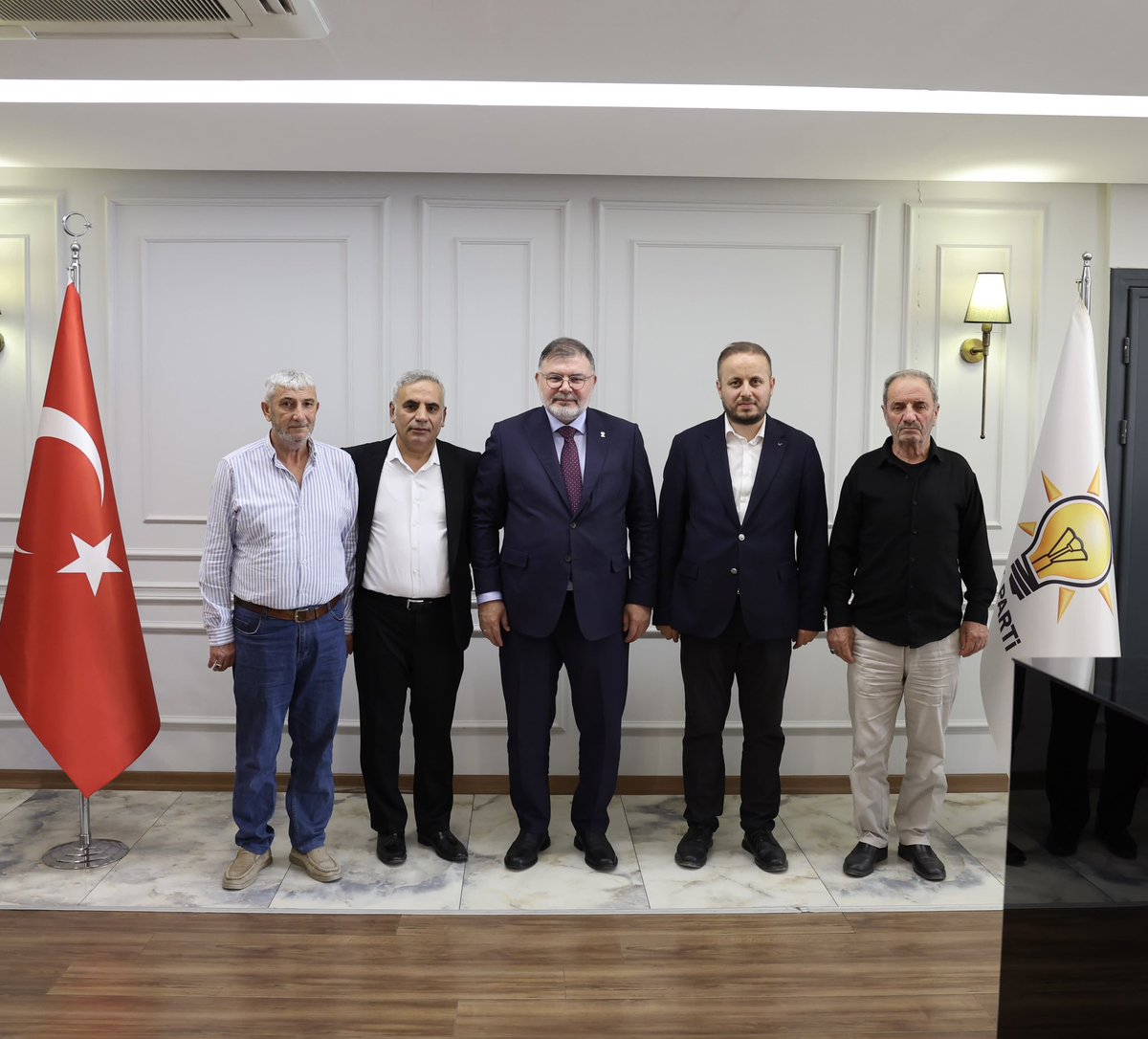 Bilalsaygili's tweet photo. İzmir Sarıkamışlılar Kültür ve Dayanışma Derneği Başkanı Sn. Mikail Sağır ve derneğimizin kıymetli üyelerini İl Başkanlığımızda ağırladık.

Sarıkamış’ın köklü kültürünü, dayanışma ruhunu ve Anadolu’nun kadim değerlerini İzmir’imizde yaşatan hemşehrilerimizle gönül gönüle olmaktan memnuniyet duyduk.

Nazik ziyaretleri ve samimi sohbetleri için kendilerine teşekkür ediyorum.