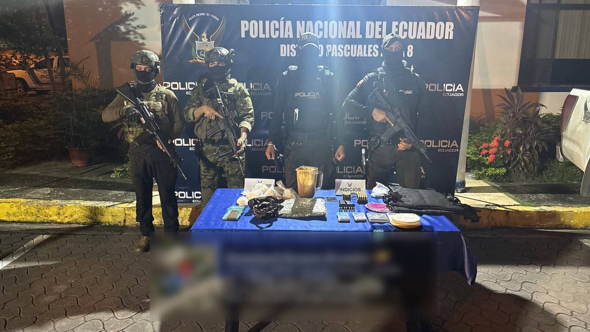 FFAAECUADOR's tweet photo. #Guayaquil | @FFAAECUADOR a través de la #FTCG, ejecutaron una operación militar en el sector Las Orquídeas.
Se decomisó 50 municiones .38, 27 municiones 9 mm, 07 traumáticas, 02 alimentadoras, 01 chaleco antibalas, SCSF y 200 panfletos presuntamente relacionados con GDO. https://t.co/mHhvYTYW1Q
