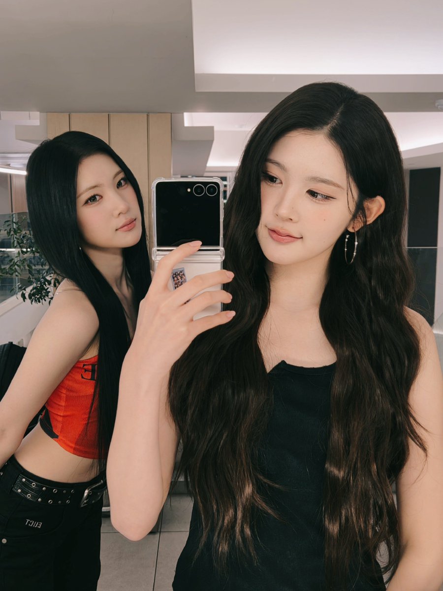 rohryuna's tweet photo. serving  a  bit  of  winsome  charm  and  luminous   energy  backstage~  just  me,  my  flowing  waves,  and  a  sprinkle  of  effervescence 🧸🎀 https://t.co/XBOuVoxACO