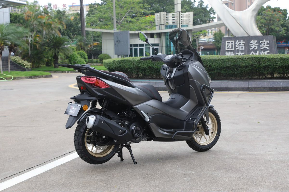 e_everything00's tweet photo. Brand New Vakimo Flex Motorcycle
2026 model
180cc engine 
Supports Apple car play 
28,000gh
☎️0202945062 https://t.co/a7G9lmAy84