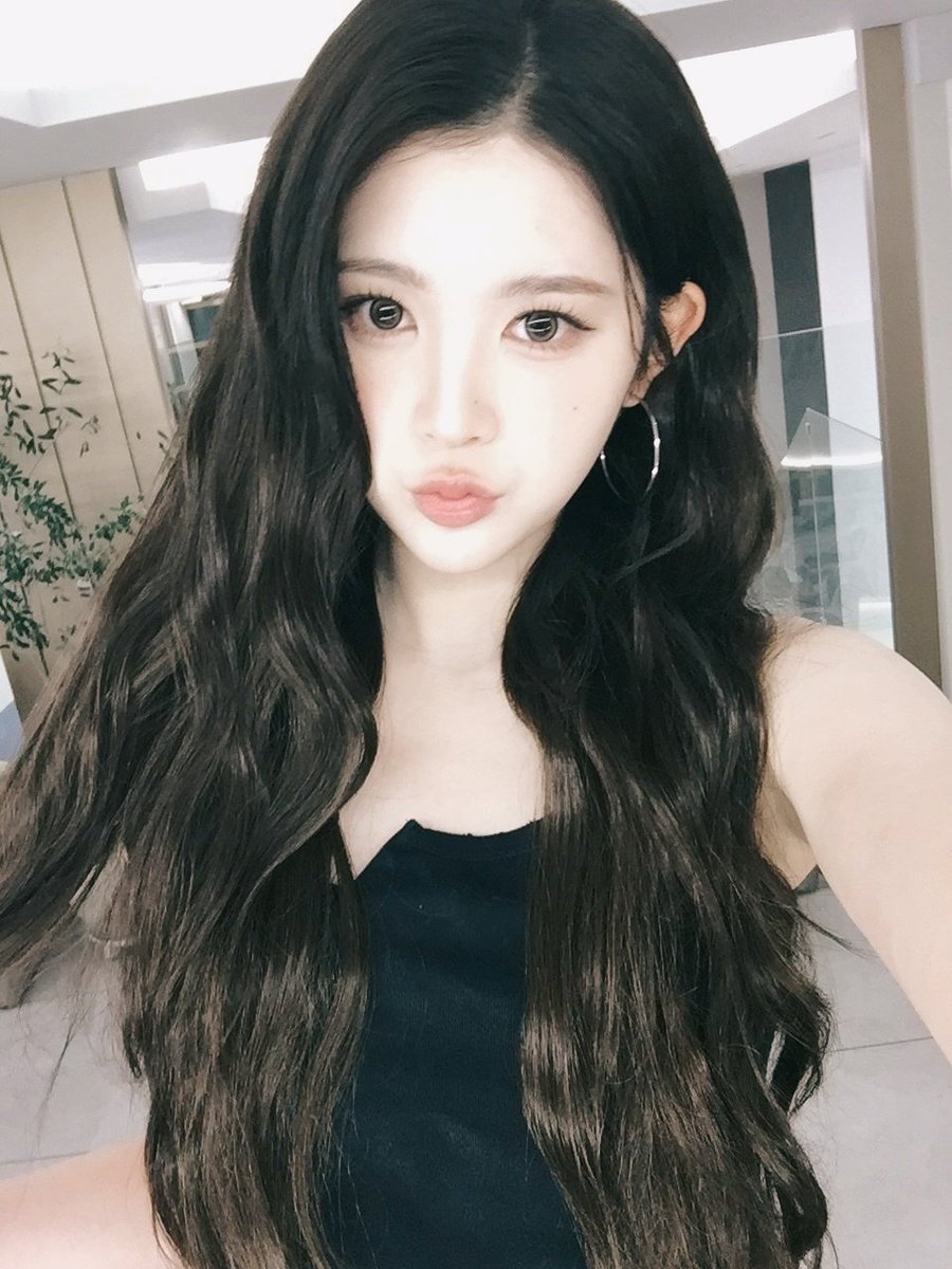 rohryuna's tweet photo. A  cheeky  wink  to  brighten  your  feed  —  capturing  a  whimsical  and  winsome  moment  filled  with  pure  effervescence!  Soft,  cascading  dark  waves  framing  a  luminous  expression,  touched  with  a  hint  of  mischievous  allure. https://t.co/DICFuhhYsH