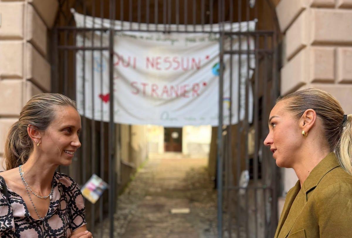 Open_gol's tweet photo. «Qui nessun* è stranier*», la polizia rimuove lo striscione contro il decreto sugli alunni stranieri a Genova. Scoppia il caso e la questura fa dietrofront https://t.co/gqf9nbvpl0 https://t.co/HesufbstNM