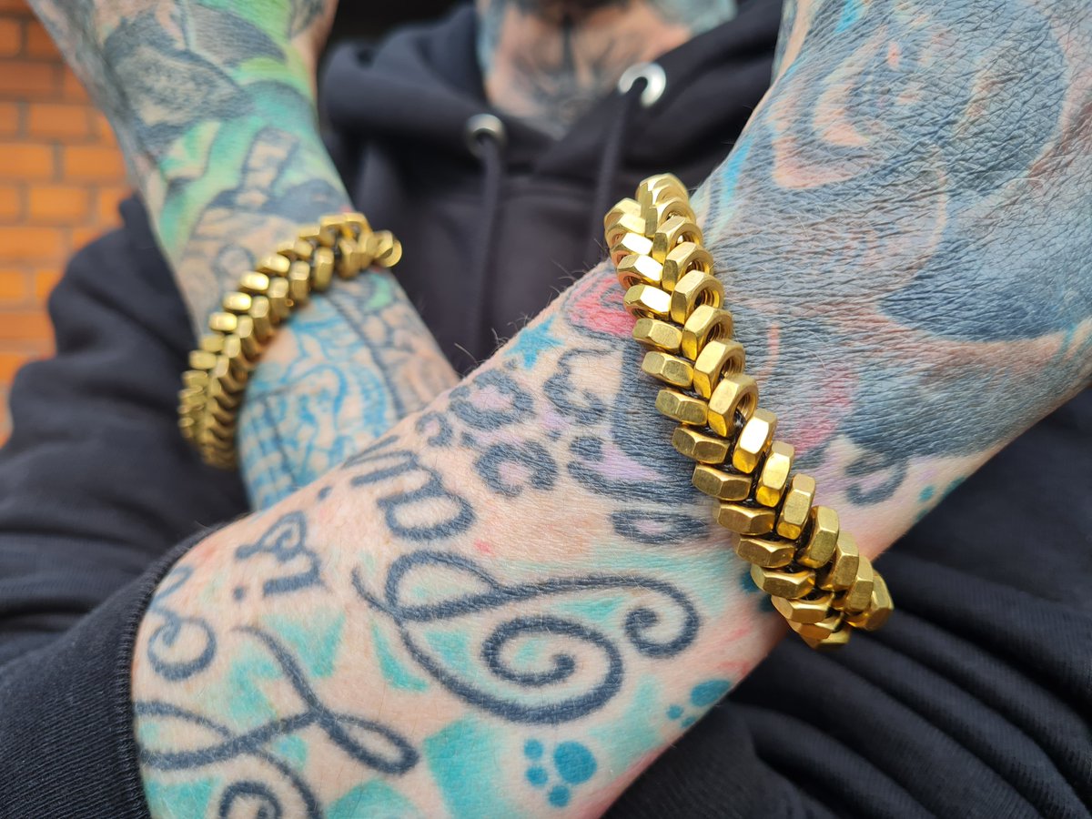 bibiallin's tweet photo. Das Leben ist ein Wunschkonzert. 🎶✨
Und bei Mutti’Z darfst du dir deinen Schmuck einfach wünschen! 🔩💛

Diese Wonder-Woman-Armbänder aus goldenem Messing? Eine ganz persönliche Spezialanfertigung für eine glückliche Kundin. 🦸‍♀️

Du hast eine Idee? Ich mach was draus!

#SoMeRa26 https://t.co/pRPQwLbUZ4