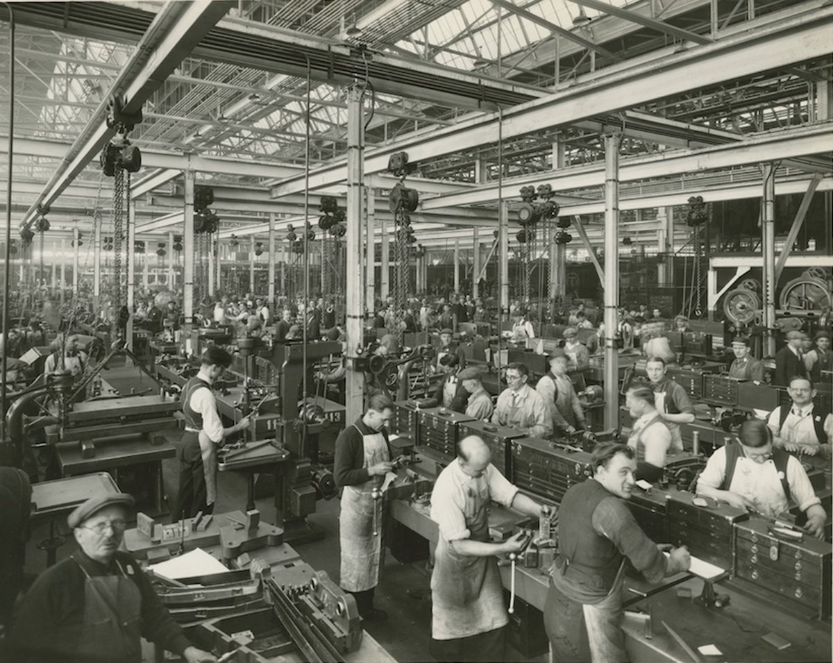 100YearsAgoLive's tweet photo. Henry Ford introduces an eight-hour workday and five-day workweek for all Ford workers. https://t.co/nDK2pWsB4M