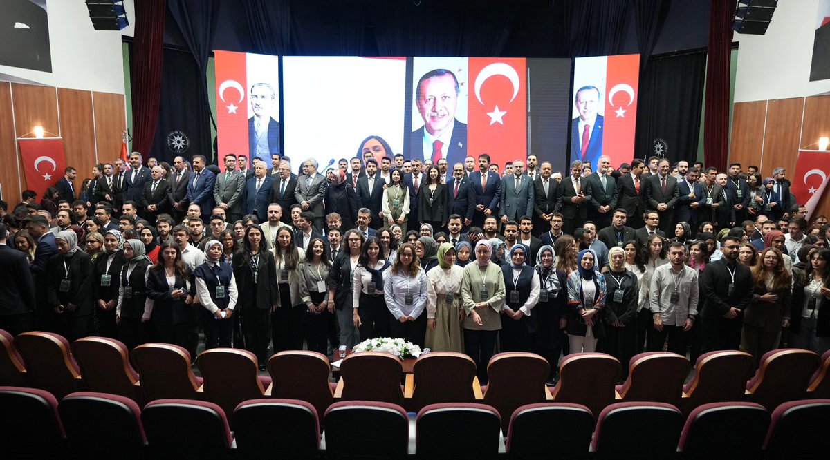 Yusuf__Tekin's tweet photo. 📍İstanbul

1416 Bursları Uyum ve Vizyon Programı’na katılarak değerli bursiyerlerimiz ile bir araya geldik.

Bir ülkenin geleceğini şekillendiren en önemli unsurlardan biri, yetiştirdiği insan kaynağının niteliğidir.

Türkiye Cumhuriyeti bu anlayışla yaklaşık bir asırdır gençlerini dünyanın farklı ülkelerine göndererek bilgiye, bilime ve birikime erişmelerini sağlayan köklü bir devlet tecrübesine sahiptir.

Cumhurbaşkanımız Sayın Recep Tayyip Erdoğan’ın hassasiyet gösterdiği, ülkemizin geleceğine yapılan stratejik bir yatırım olarak gördüğümüz köklü bir devlet programı olan bu uygulamaya, 2002 yılından bugüne özel önem vermekteyiz.

Eğitimini tamamlayan bursiyerlerimizin vatana döndüğünde bilgisiyle, emeğiyle ve gayretiyle Türkiye’nin geleceğinde kendi payına düşen vazifeyi üstleneceğine inanıyorum.

Bu vesileyle 1416 Burs Programının yürütülmesinde ve geliştirilmesinde emeği bulunan Bakanlığımızın kıymetli personeline, üniversitelerimize ve kamu kurumlarımıza teşekkür ediyor, her bir bursiyerimize eğitim hayatında muvaffakiyetler diliyorum.
