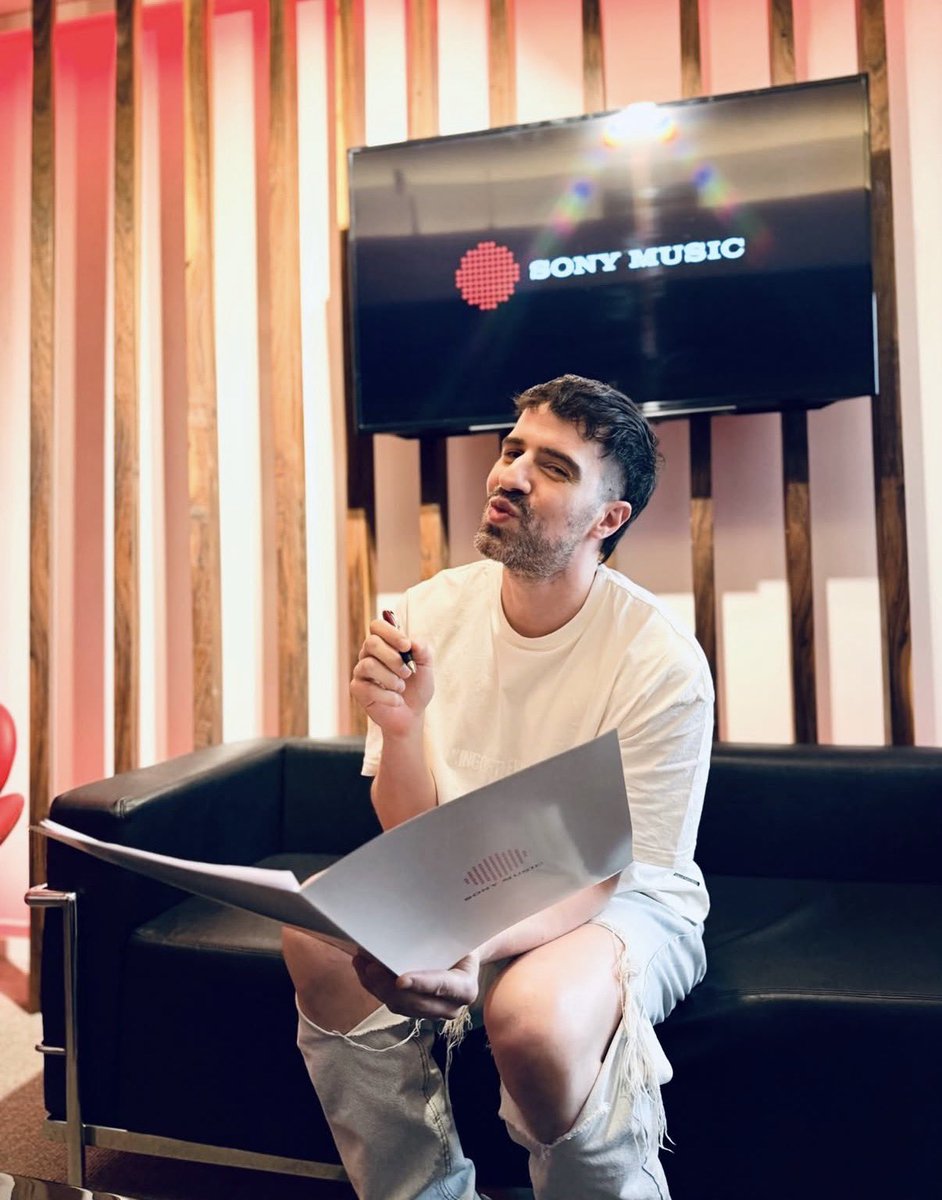 fedeebongiorno's tweet photo. 🎶 Martín Cirio firmó un contrato discográfico con Sony 

Lanzará un EP con colaboraciones y la primera, con una artista femenina, saldrá el 4 de octubre https://t.co/h1vuyTHYz8