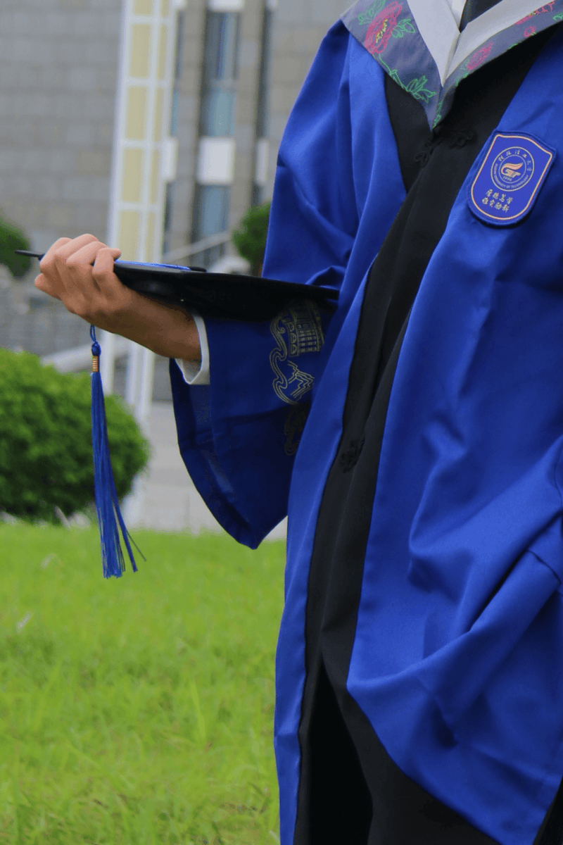 kaas_10's tweet photo. Graduation check: cap’s askew, diploma’s in hand, and already missing 8am lectures that felt impossible back in August. https://t.co/Pq40R0nTsm