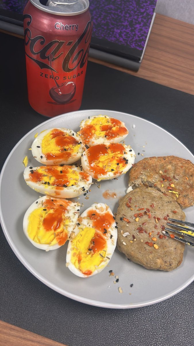 TMedvedik's tweet photo. @DeanTTraining approved? Nothing better than protein washed down with an ice coke Cherry zero https://t.co/3tg0R44b77