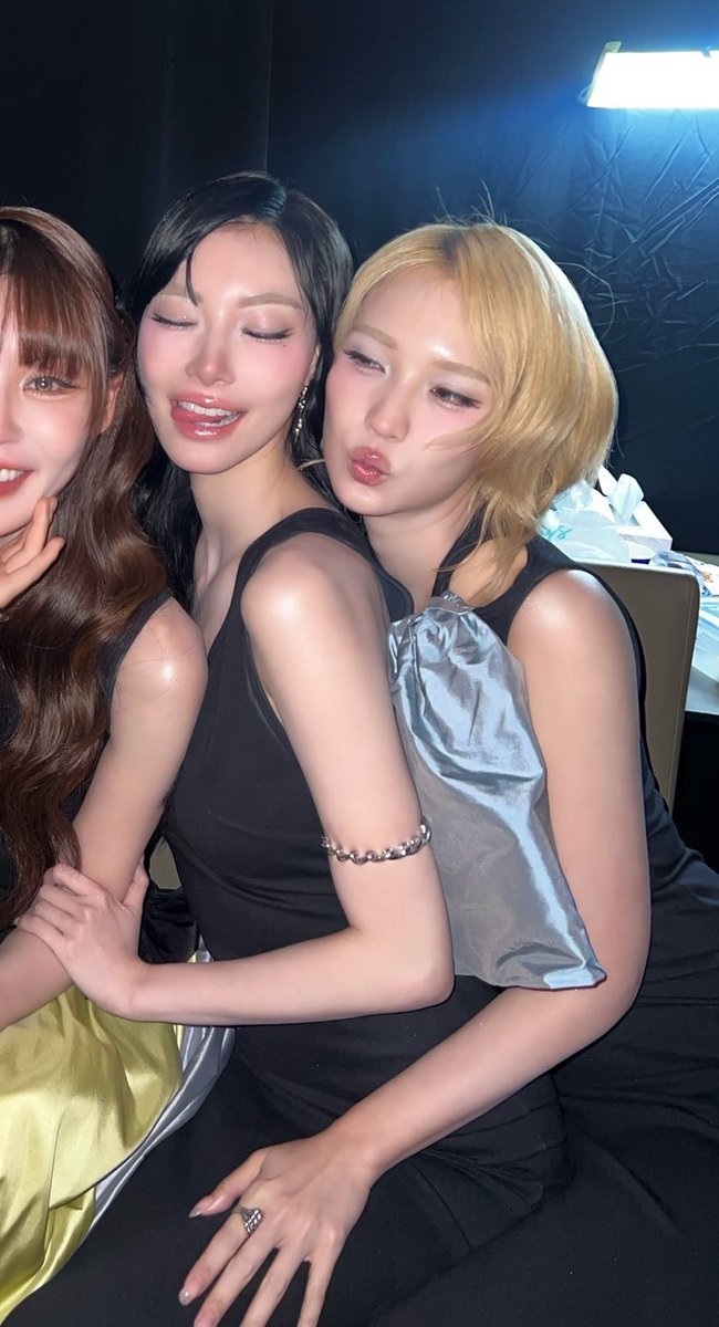 _kimtaebyul2_'s tweet photo. เก้าอี้มีเยอะแยะ พี่นั่งตักกันทำไมคะ 🫢 https://t.co/3Upl7pG5hC
