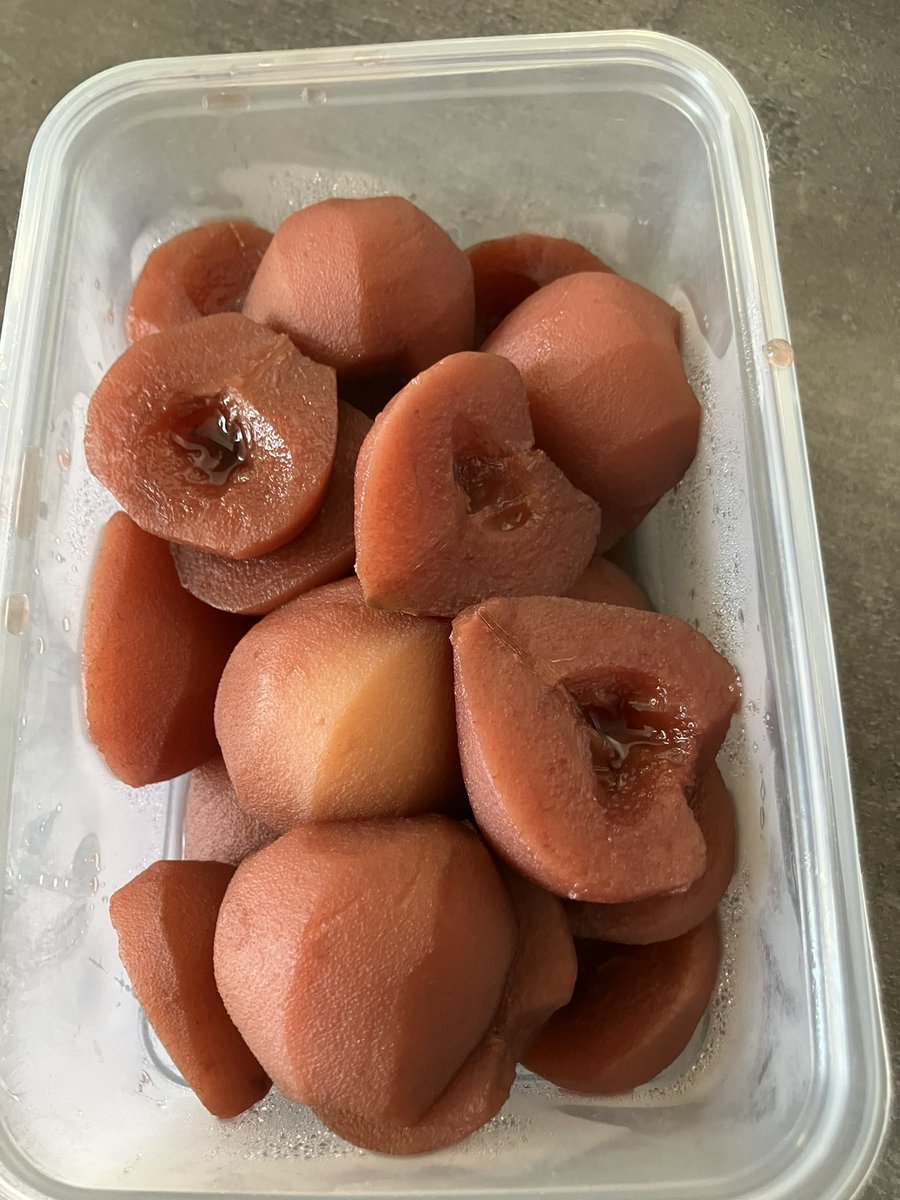 jeroen_veghel's tweet photo. Vandaag weer eens stoofpeertjes gemaakt. Deze keer in de slow cooker. Gestoofd in port en wijn. Lekker met wat kaneelstokjes, een beetje bruine basterdsuiker, laurier en kruidnagel.
#herfst #desert #DesertVibes #toetje #SlowCooker #stoofperen #weekend https://t.co/dQgq0iC2DD