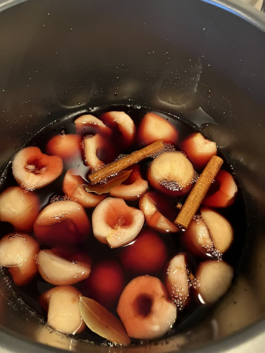 jeroen_veghel's tweet photo. Vandaag weer eens stoofpeertjes gemaakt. Deze keer in de slow cooker. Gestoofd in port en wijn. Lekker met wat kaneelstokjes, een beetje bruine basterdsuiker, laurier en kruidnagel.
#herfst #desert #DesertVibes #toetje #SlowCooker #stoofperen #weekend https://t.co/dQgq0iC2DD