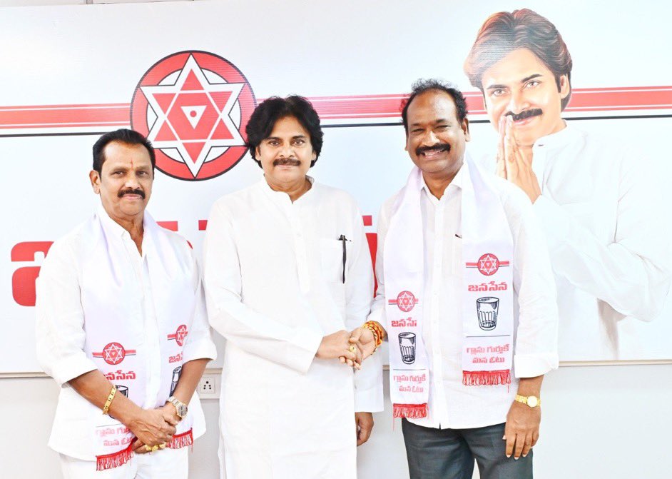 TheTeluguDaily_'s tweet photo. 🚨 Major political joinings into JanaSena Party:

• Yanamala Krishnudu - Tuni
• Naveen Nischal - Hindupur
• PVLN Narasimha Raju - Former Eluru DCCB Chairman
• Mannemala Sukumar Reddy - Kandukur, Sarvepalli & Kanigiri
• Polinati Seshagiri Rao - Tuni
• Dirisala Krishna Srinivas - Tanuku
• Satravada Praveen - Srikalahasti
• Middela Hari
• Kudipudi Sivannarayana - Former Mummidivaram AMC Chairman
• Eluri Prasad - Narasaraopet
• Aitabattula Subhashini - Congress

The leaders joined JanaSena in the presence of party chief Pawan Kalyan.

#JanaSenaParty