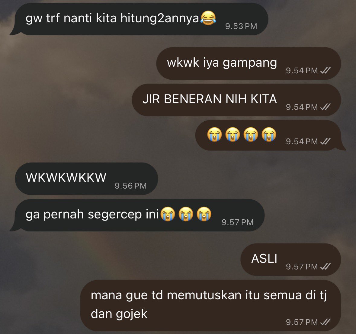 parrrade's tweet photo. definisi orang fomo adalah gue dan @_yeorobuns  hanya dalam waktu sejam tbtb udah upgrade tiket https://t.co/X4ONbuKjXO