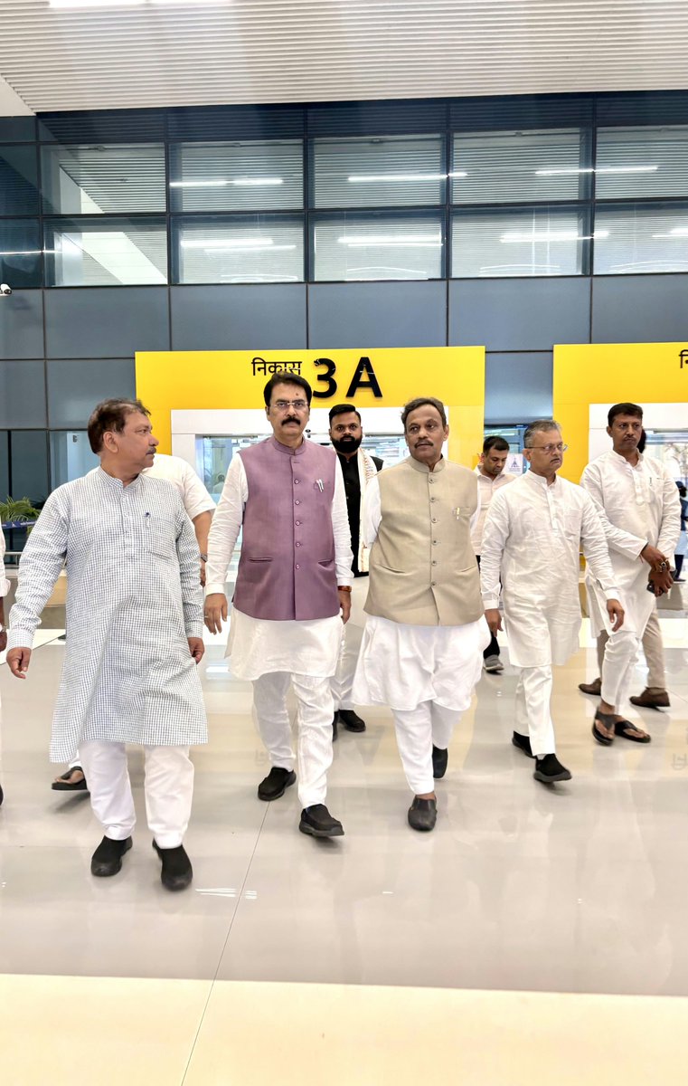 sanjay_saraogi's tweet photo. 📍पटना एयरपोर्ट

भाजपा के राष्ट्रीय महासचिव, उत्तर प्रदेश प्रभारी एवं माननीय राज्यसभा सांसद श्री @TawdeVinod जी का बिहार आगमन पर आत्मीय स्वागत एवं अभिनंदन किया।

बिहार में संगठन को आपका मार्गदर्शन और स्नेह सदैव मिलता रहा है। उत्तर प्रदेश प्रभारी के रूप में नई संगठनात्मक जिम्मेदारी के लिए आपको हार्दिक बधाई एवं सफल कार्यकाल की मंगलकामनाएं।

@BJP4India @bj