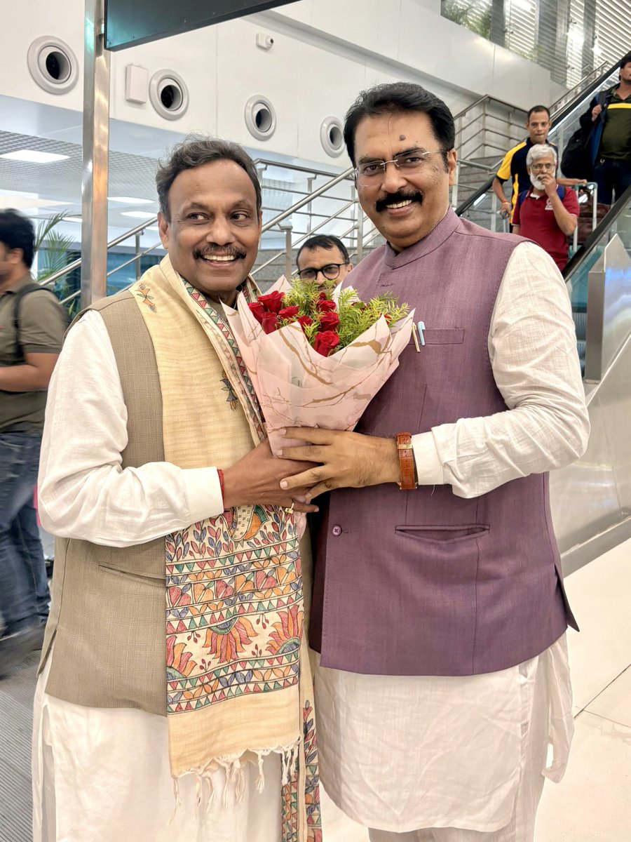 sanjay_saraogi's tweet photo. 📍पटना एयरपोर्ट

भाजपा के राष्ट्रीय महासचिव, उत्तर प्रदेश प्रभारी एवं माननीय राज्यसभा सांसद श्री @TawdeVinod जी का बिहार आगमन पर आत्मीय स्वागत एवं अभिनंदन किया।

बिहार में संगठन को आपका मार्गदर्शन और स्नेह सदैव मिलता रहा है। उत्तर प्रदेश प्रभारी के रूप में नई संगठनात्मक जिम्मेदारी के लिए आपको हार्दिक बधाई एवं सफल कार्यकाल की मंगलकामनाएं।

@BJP4India @bj