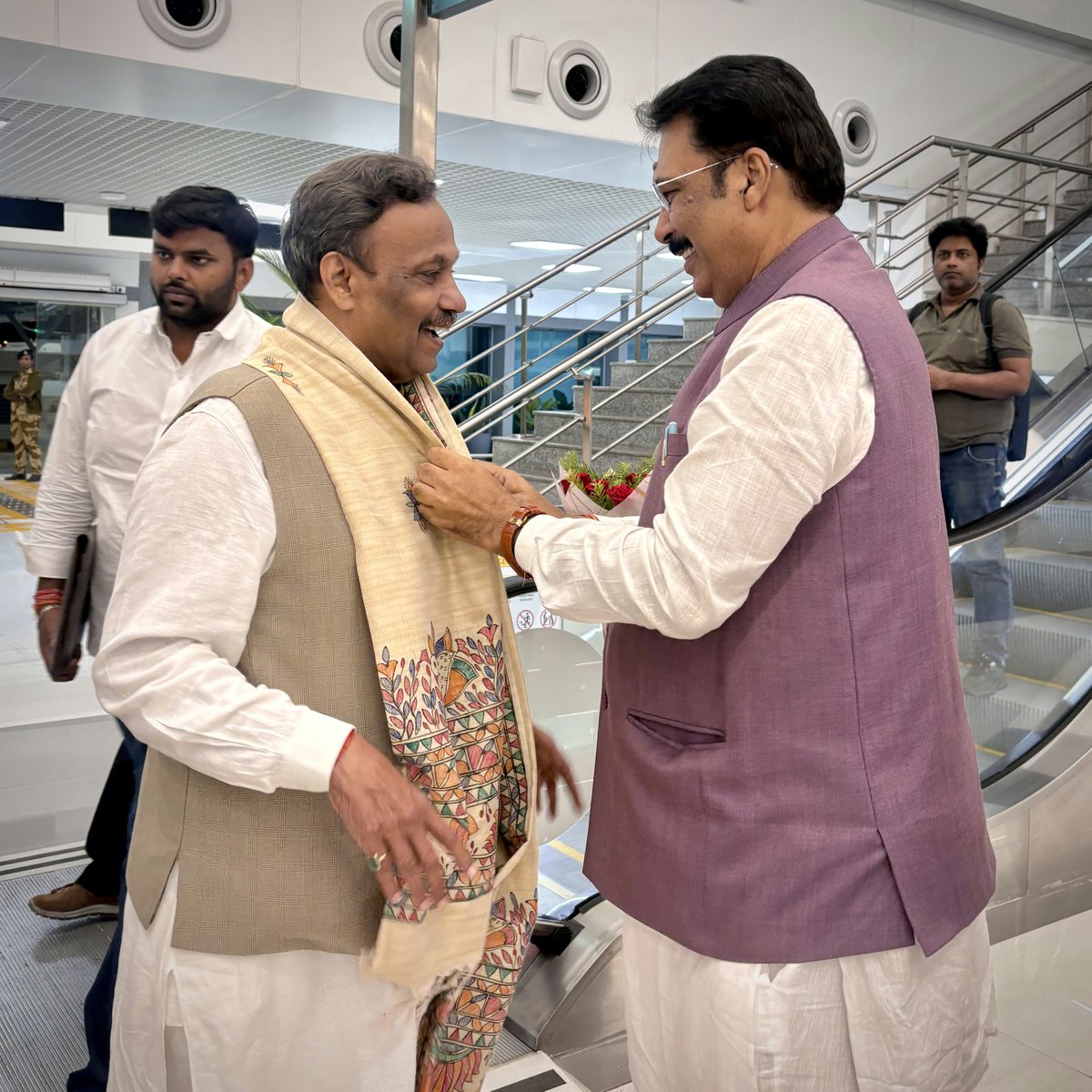 sanjay_saraogi's tweet photo. 📍पटना एयरपोर्ट

भाजपा के राष्ट्रीय महासचिव, उत्तर प्रदेश प्रभारी एवं माननीय राज्यसभा सांसद श्री @TawdeVinod जी का बिहार आगमन पर आत्मीय स्वागत एवं अभिनंदन किया।

बिहार में संगठन को आपका मार्गदर्शन और स्नेह सदैव मिलता रहा है। उत्तर प्रदेश प्रभारी के रूप में नई संगठनात्मक जिम्मेदारी के लिए आपको हार्दिक बधाई एवं सफल कार्यकाल की मंगलकामनाएं।

@BJP4India @bj