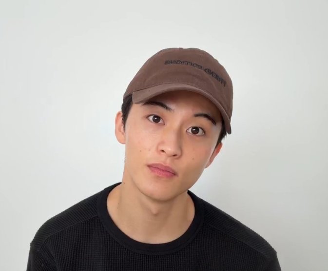 Grizellaeris's tweet photo. Mark on weverse live

- LMK2 adalah full album dan November akan ada single.
- Waktu buat album The Firstfruit, Mark ngerasa prosesnya sangat sulit dalam arti positif sampai berpikir itu mungkin menjadi album pertama sekaligus terakhirnya. Tapi LMK2 ternyata selesai lebih cepat dari perkiraannya, sampai dia merasa ternyata dirinya sendiri masih belum sepenuhnya dia kenal.
- Mark mau album ini terasa jujur dan menyatu secara keseluruhan.
- Di Upper Room, mereka udah ngelakuin listening party dan mendengarkan seluruh album. Mark juga memperdengarkan lagu favoritnya saat ini, dan responsnya sangat bagus. Itu buat dia jadi lebih percaya diri dan ingin segera melihat reaksi fans.
- Mark bilang dia sangat berterima kasih kepada Markf yang selalu membela dan mendukungnya. Dia juga mau buat Markf lebih bahagia.
- Untuk nama fandom, dia masih mempertimbangkan. Dia sering menyebut fans “Markf” dan sebenarnya menyukainya, tapi ngerasa mungkin masih ada nama yang lebih bagus.
- Untuk album ini tetap ada dance, meskipun dia belum tahu apakah bisa disebut dance yang benar-benar hip.
- Rencana konser sudah mulai dibahas. Belum sampai tahap menentukan setlist, tapi Mark memastikan tahun depan pasti bisa mengadakan konser. 

READY BGT BUAT LMK2 dan MOLOCON