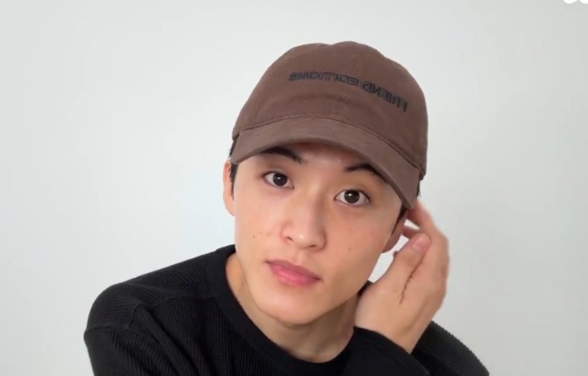 Grizellaeris's tweet photo. Mark on weverse live

- LMK2 adalah full album dan November akan ada single.
- Waktu buat album The Firstfruit, Mark ngerasa prosesnya sangat sulit dalam arti positif sampai berpikir itu mungkin menjadi album pertama sekaligus terakhirnya. Tapi LMK2 ternyata selesai lebih cepat dari perkiraannya, sampai dia merasa ternyata dirinya sendiri masih belum sepenuhnya dia kenal.
- Mark mau album ini terasa jujur dan menyatu secara keseluruhan.
- Di Upper Room, mereka udah ngelakuin listening party dan mendengarkan seluruh album. Mark juga memperdengarkan lagu favoritnya saat ini, dan responsnya sangat bagus. Itu buat dia jadi lebih percaya diri dan ingin segera melihat reaksi fans.
- Mark bilang dia sangat berterima kasih kepada Markf yang selalu membela dan mendukungnya. Dia juga mau buat Markf lebih bahagia.
- Untuk nama fandom, dia masih mempertimbangkan. Dia sering menyebut fans “Markf” dan sebenarnya menyukainya, tapi ngerasa mungkin masih ada nama yang lebih bagus.
- Untuk album ini tetap ada dance, meskipun dia belum tahu apakah bisa disebut dance yang benar-benar hip.
- Rencana konser sudah mulai dibahas. Belum sampai tahap menentukan setlist, tapi Mark memastikan tahun depan pasti bisa mengadakan konser. 

READY BGT BUAT LMK2 dan MOLOCON