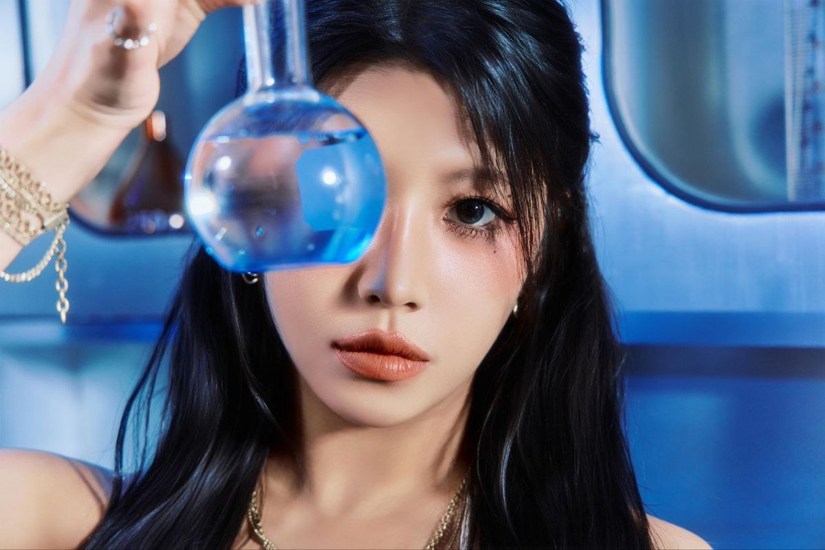 eshapopbase's tweet photo. E.Sha looks elegant in concept photos for Chain Reaction 

#ESHA #ZZIRIT #ChainReaction https://t.co/vS9RmyjmqR