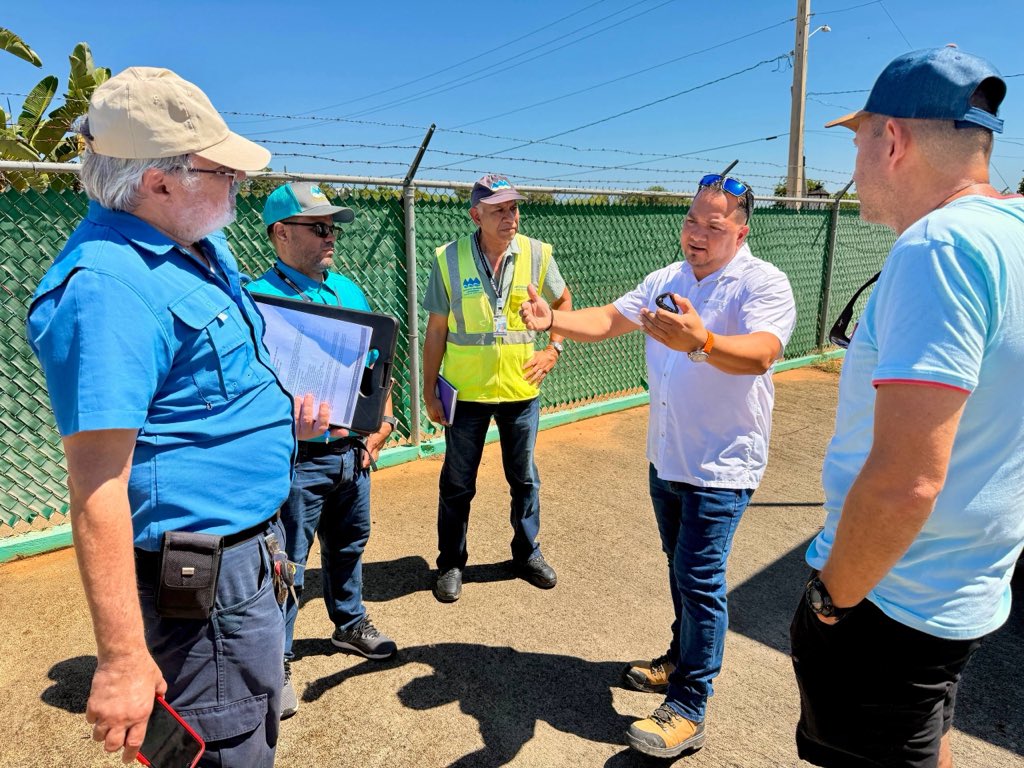 AcueductosPR's tweet photo. #AAAEnCamuy | El subdirector de la #RegiónNorte, Javier Cruz Fonseca, junto a directivos operacionales, participó en una inspección de seguimiento sobre el estatus del sistema de bombeo sanitario de la urbanización Las Veredas en el Municipio de #Camuy.

✍🏼 En la reunión estuvieron presentes los líderes comunitarios quienes recibieron información importante sobre los procesos reglamentarios y operacionales que rigen los sistemas sanitarios en la Autoridad.

✅ Continuamos atendiendo cada una de las preocupaciones de nuestra gente con el fin de fortalecer la confianza y responder de manera oportuna a cada una de sus necesidades.