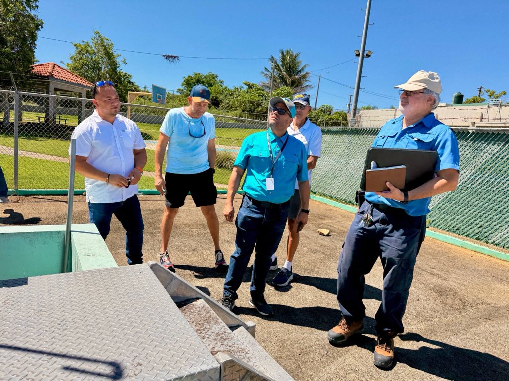 AcueductosPR's tweet photo. #AAAEnCamuy | El subdirector de la #RegiónNorte, Javier Cruz Fonseca, junto a directivos operacionales, participó en una inspección de seguimiento sobre el estatus del sistema de bombeo sanitario de la urbanización Las Veredas en el Municipio de #Camuy.

✍🏼 En la reunión estuvieron presentes los líderes comunitarios quienes recibieron información importante sobre los procesos reglamentarios y operacionales que rigen los sistemas sanitarios en la Autoridad.

✅ Continuamos atendiendo cada una de las preocupaciones de nuestra gente con el fin de fortalecer la confianza y responder de manera oportuna a cada una de sus necesidades.