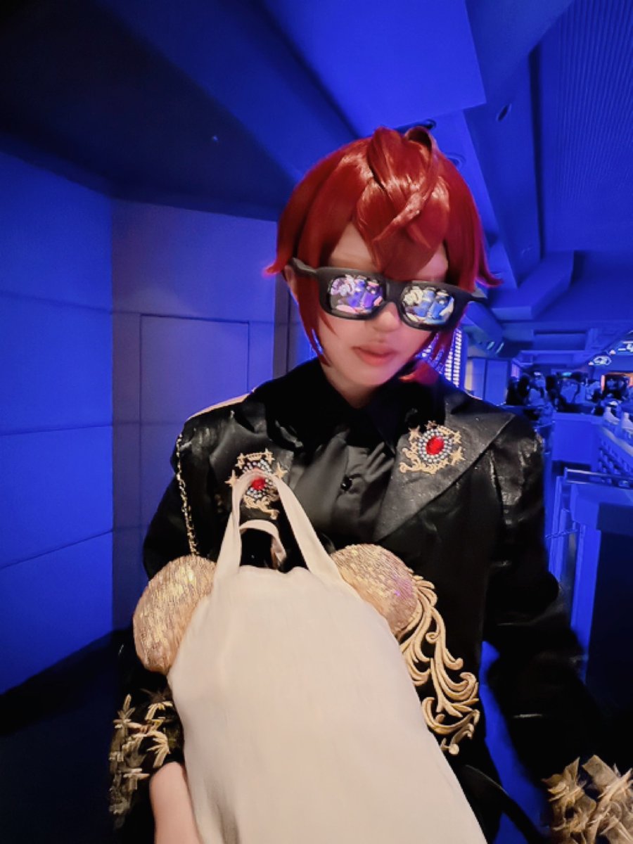 Run1660925chan's tweet photo. これがこの乗り物の正装なのだろう？🌹👓
#Dハロ仮装2026 #Dハロツイステ https://t.co/og5jZNo3KM