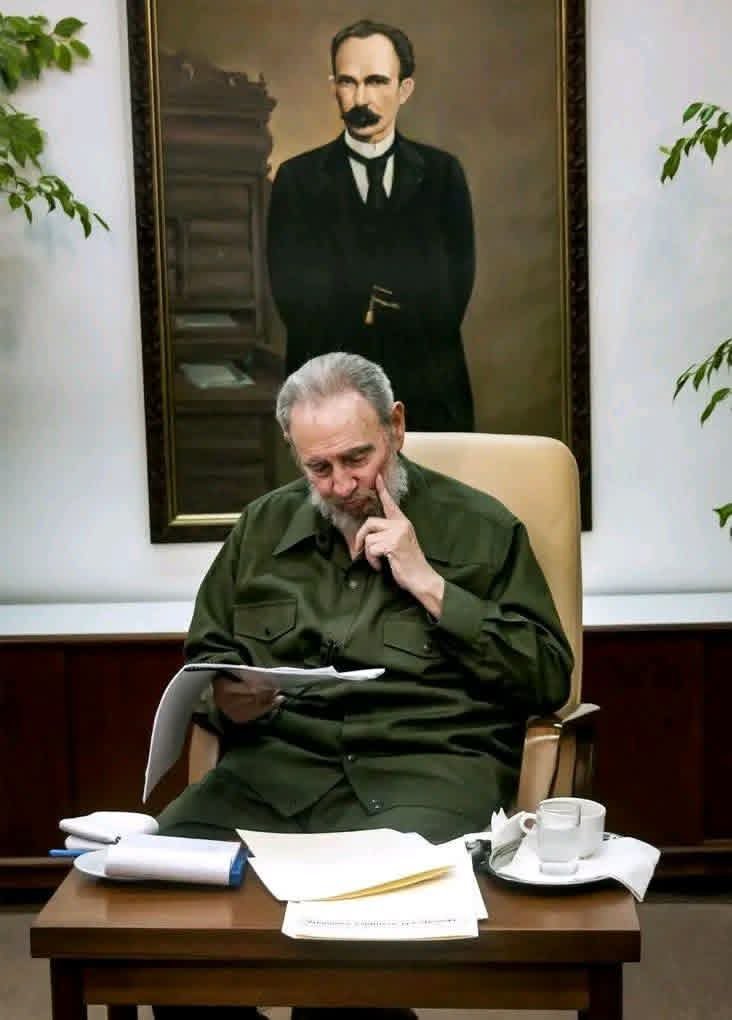AliciaS394's tweet photo. 🇨🇺 Fidel Castro| "Y esa es nuestra gran tarea:  el futuro.  Los imperialistas tratan de engañar a los pueblos de América, y pretenden atribuir a las medidas revolucionarias las consecuencias del bloqueo y de la agresión económica".
#100AñosConFidel https://t.co/tiZ1xjznAv